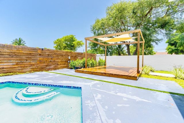 19661 NE 10th Pl, Miami, FL 33179