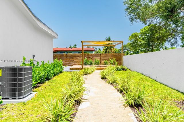 19661 NE 10th Pl, Miami, FL 33179