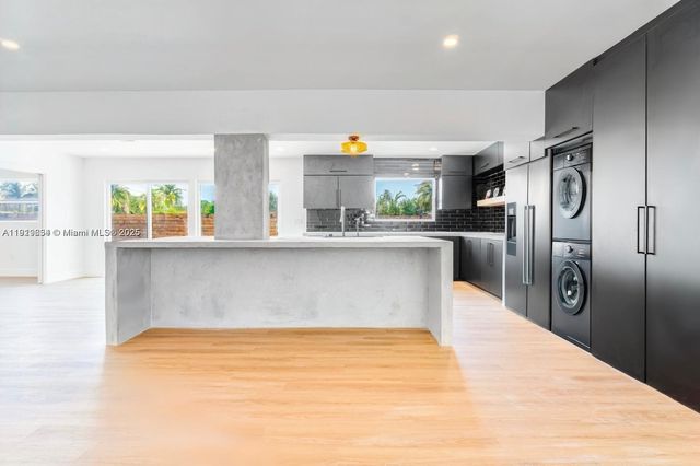 19661 NE 10th Pl, Miami, FL 33179