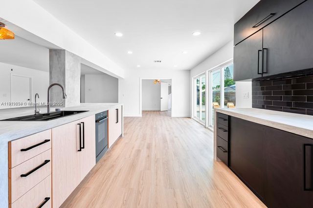 19661 NE 10th Pl, Miami, FL 33179