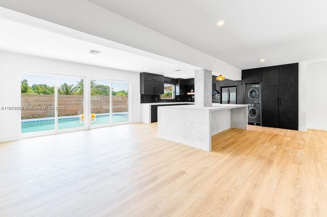 19661 NE 10th Pl, Miami, FL 33179