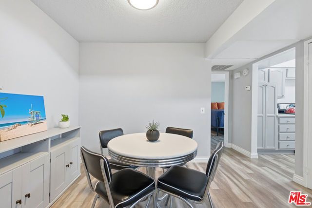 8221 Langdon Avenue 201, Van Nuys (los Angeles), CA 91406