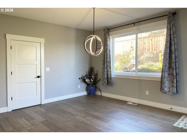 2837 Nw MT ASHLAND Ln, Mc Minnville, OR 97128