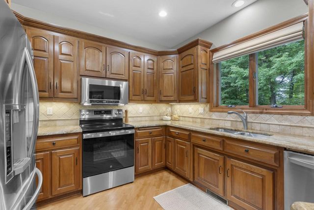 1036 COPRINUS COURT, Green Bay, WI 54313