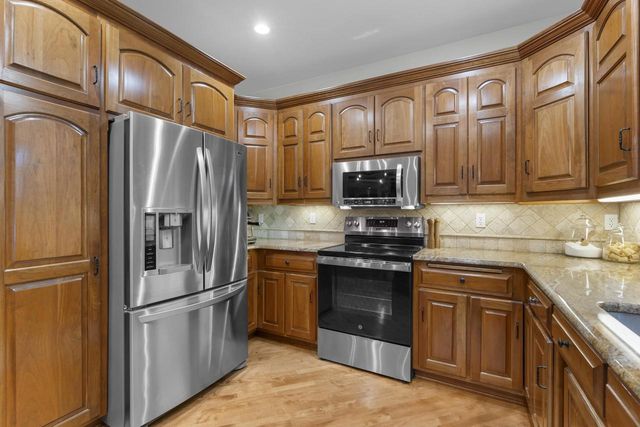 1036 COPRINUS COURT, Green Bay, WI 54313