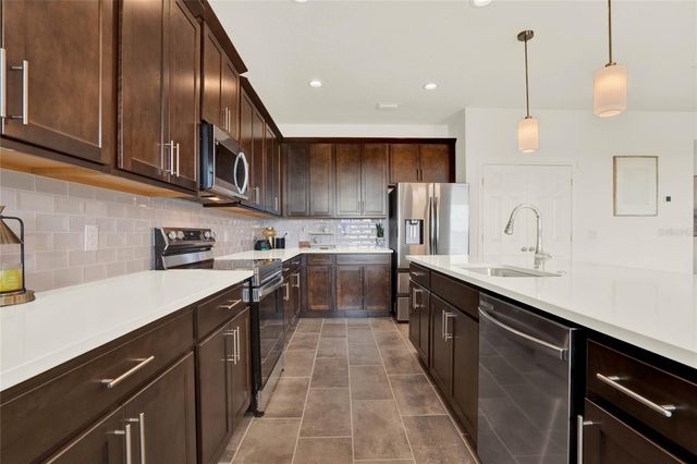 7193 DILLY LAKE AVENUE, Groveland, FL 34736