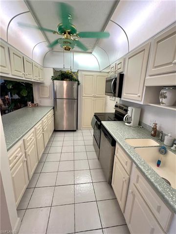 60 Pelican ST W 202, Naples, FL 34113