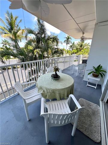 60 Pelican ST W 202, Naples, FL 34113