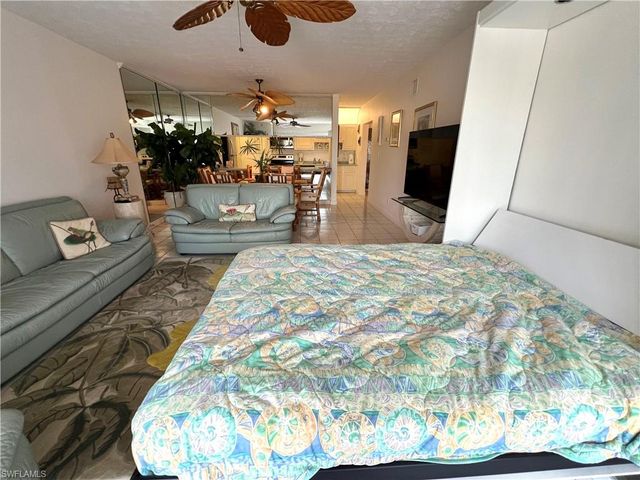 60 Pelican ST W 202, Naples, FL 34113