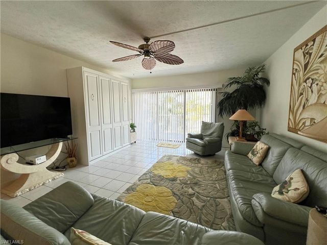 60 Pelican ST W 202, Naples, FL 34113