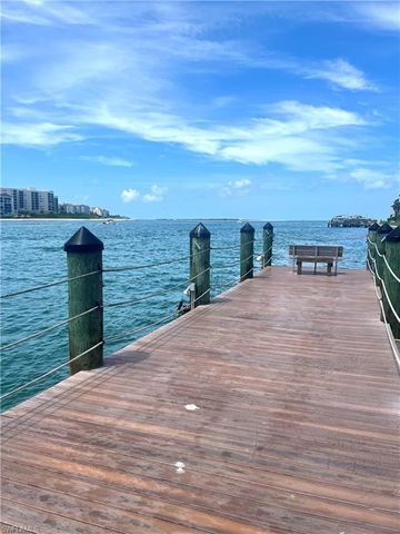 60 Pelican ST W 202, Naples, FL 34113