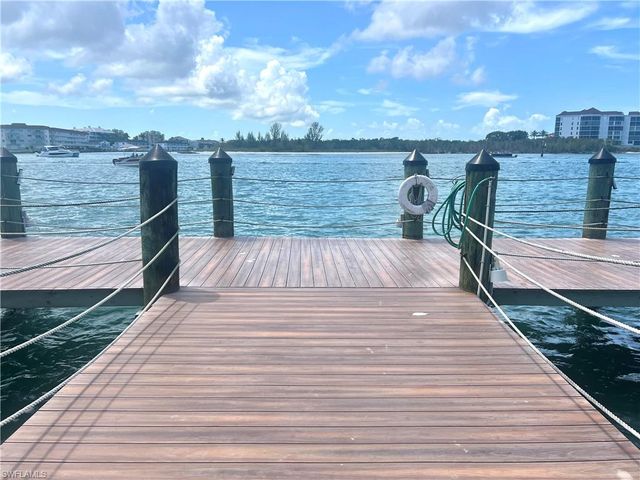 60 Pelican ST W 202, Naples, FL 34113