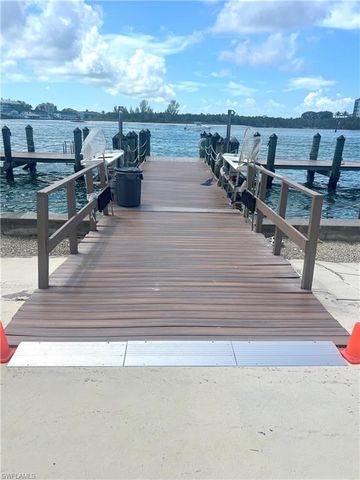 60 Pelican ST W 202, Naples, FL 34113