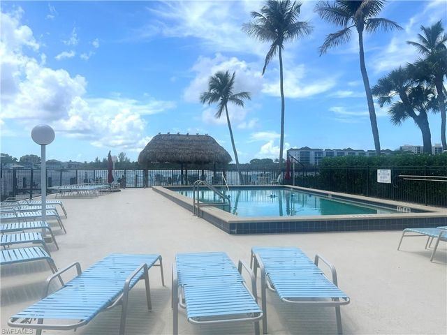 60 Pelican ST W 202, Naples, FL 34113