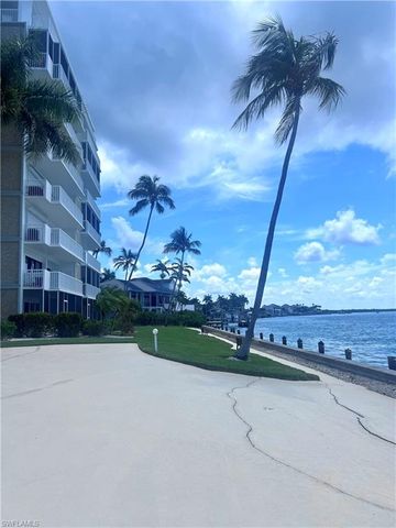 60 Pelican ST W 202, Naples, FL 34113