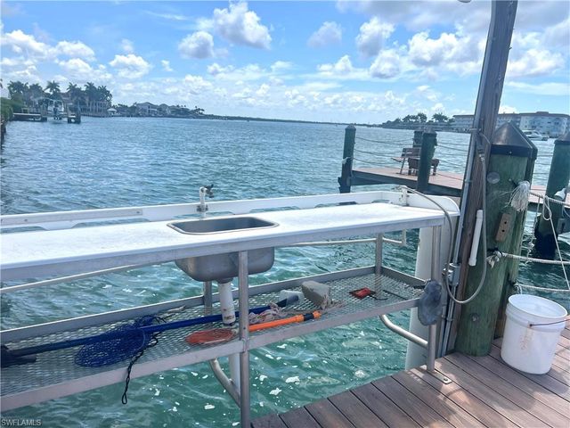 60 Pelican ST W 202, Naples, FL 34113