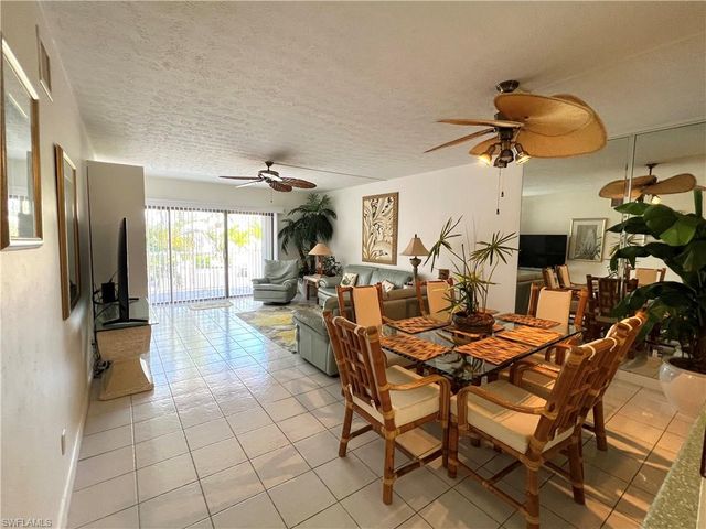60 Pelican ST W 202, Naples, FL 34113