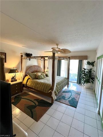 60 Pelican ST W 202, Naples, FL 34113