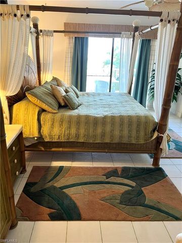 60 Pelican ST W 202, Naples, FL 34113