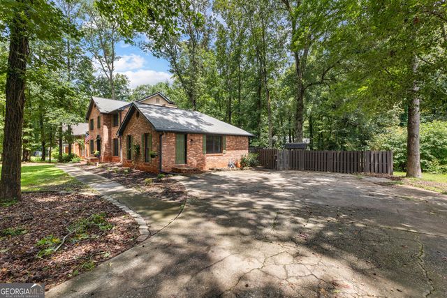220 Essex Circle, Fayetteville, GA 30215