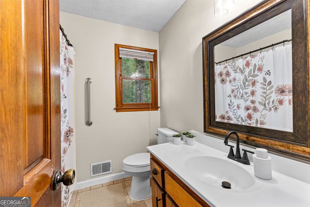 220 Essex Circle, Fayetteville, GA 30215