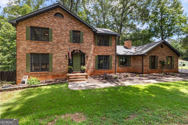 220 Essex Circle, Fayetteville, GA 30215