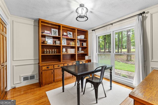 220 Essex Circle, Fayetteville, GA 30215