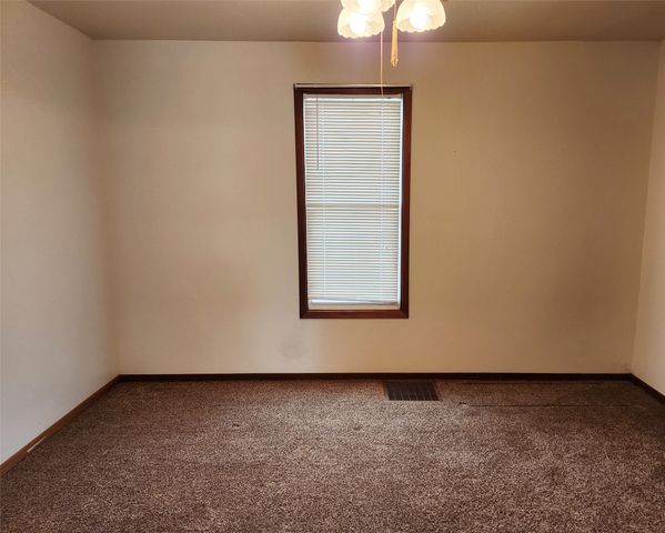 118 E Madison Street, Knoxville, IA 50138