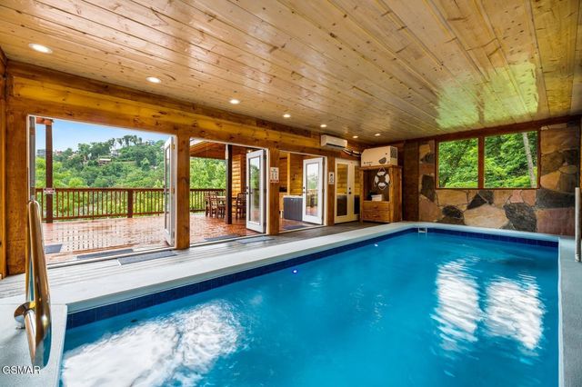 720 Pinecrest Drive, Gatlinburg, TN 37738