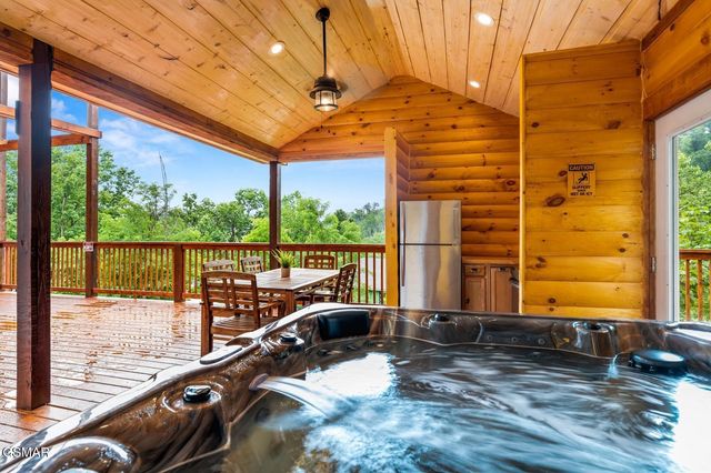 720 Pinecrest Drive, Gatlinburg, TN 37738