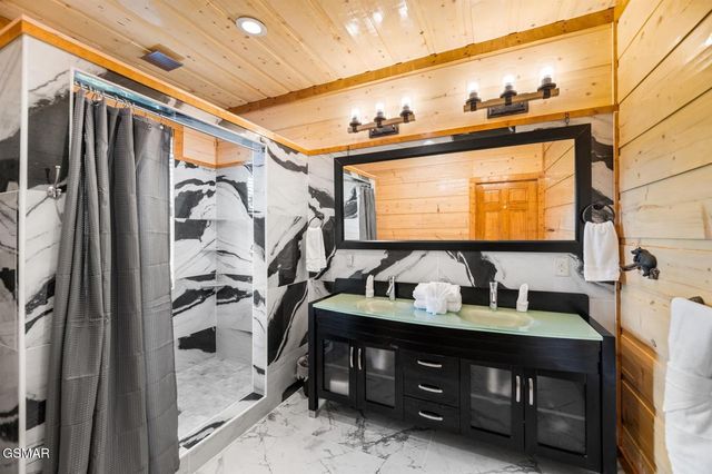 720 Pinecrest Drive, Gatlinburg, TN 37738