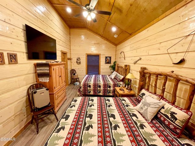 720 Pinecrest Drive, Gatlinburg, TN 37738