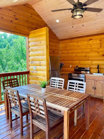 720 Pinecrest Drive, Gatlinburg, TN 37738