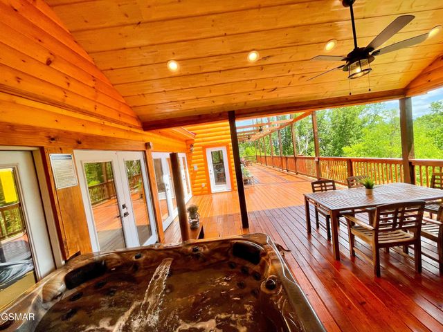 720 Pinecrest Drive, Gatlinburg, TN 37738