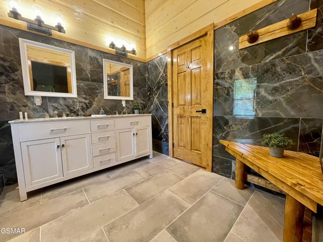 720 Pinecrest Drive, Gatlinburg, TN 37738