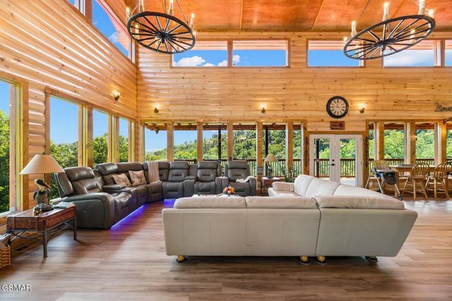 720 Pinecrest Drive, Gatlinburg, TN 37738