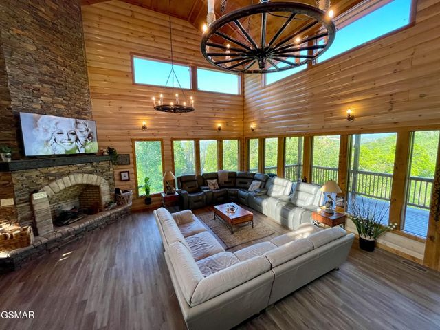 720 Pinecrest Drive, Gatlinburg, TN 37738
