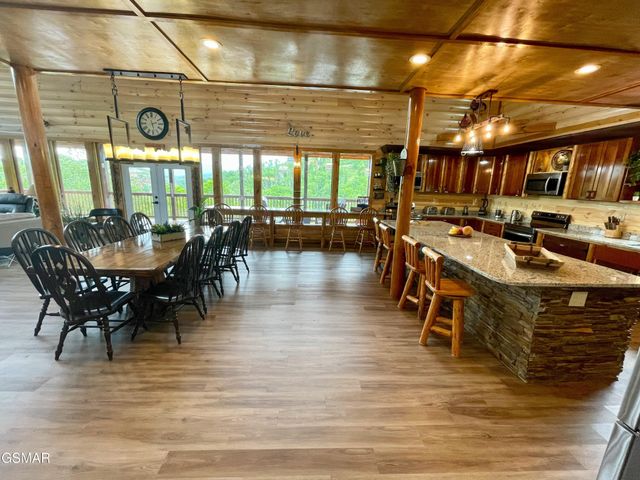 720 Pinecrest Drive, Gatlinburg, TN 37738