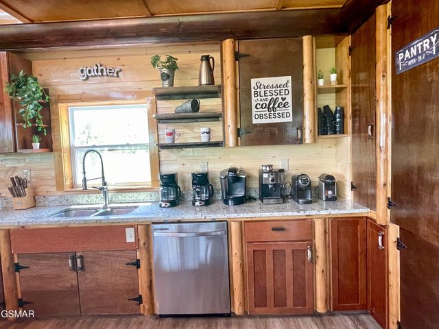 720 Pinecrest Drive, Gatlinburg, TN 37738