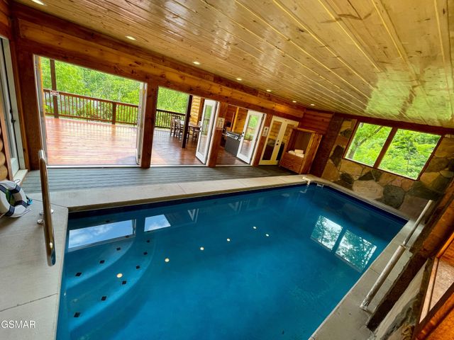 720 Pinecrest Drive, Gatlinburg, TN 37738