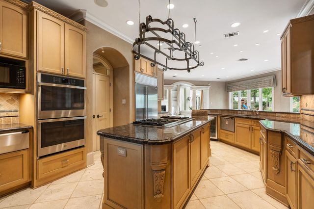 835 Echo Lane, Hedwig Village, TX 77024