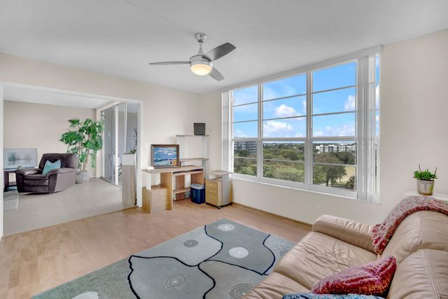 605 Oaks Drive 907, Pompano Beach, FL 33069