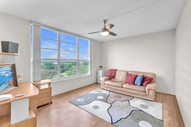 605 Oaks Drive 907, Pompano Beach, FL 33069