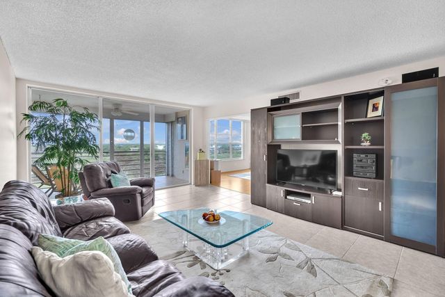 605 Oaks Drive 907, Pompano Beach, FL 33069