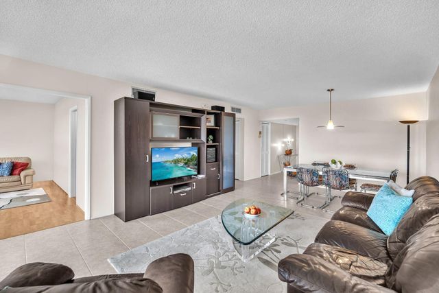 605 Oaks Drive 907, Pompano Beach, FL 33069