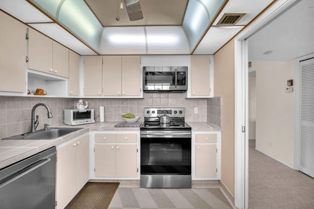 605 Oaks Drive 907, Pompano Beach, FL 33069