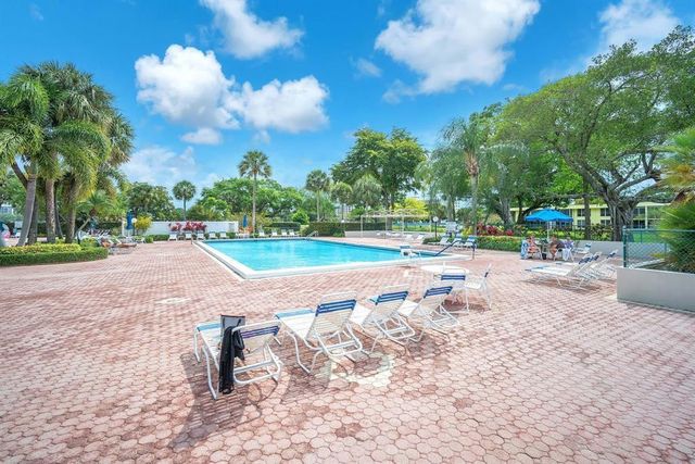 605 Oaks Drive 907, Pompano Beach, FL 33069