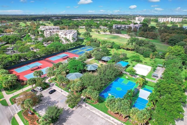 605 Oaks Drive 907, Pompano Beach, FL 33069