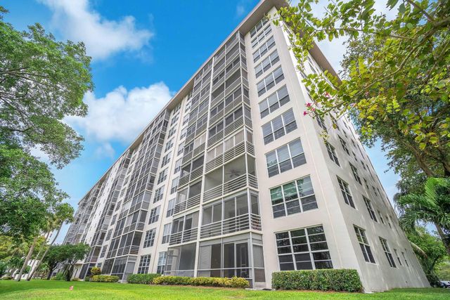605 Oaks Drive 907, Pompano Beach, FL 33069