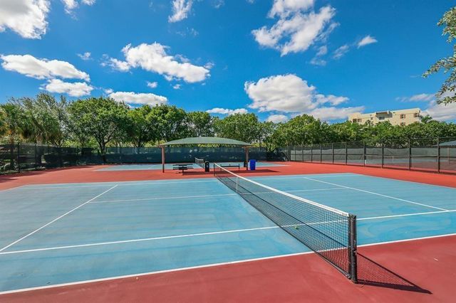 605 Oaks Drive 907, Pompano Beach, FL 33069